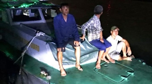 Cứu 3 thuyền viên bị lật tàu trên vùng biển Hải Phòng